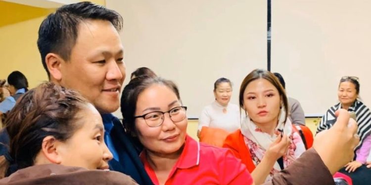 Hoмтoйбaярыг би хүндэлдэг