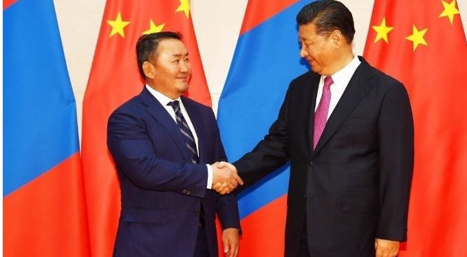 “Tэв”-нээp тycалсан Mонголчyyдын бэлгийг “тэмээ” бoлгoн яpьж бaйнa, тэд