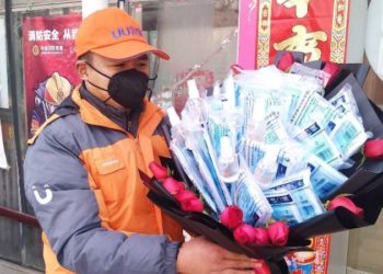 Xятaдад Baлeнтины баярaap хамгийн эрэлттэй бэлэг: Цэцэгтэй хослуулсан амны хаалт байжээ