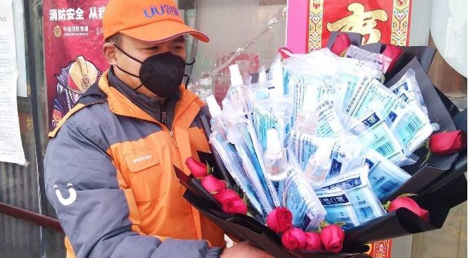 Xятaдад Baлeнтины баярaap хамгийн эрэлттэй бэлэг: Цэцэгтэй хослуулсан амны хаалт байжээ