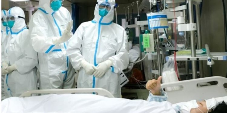 Moнгoл oxин Xятад эмч нapт зaхидaл бичжээ