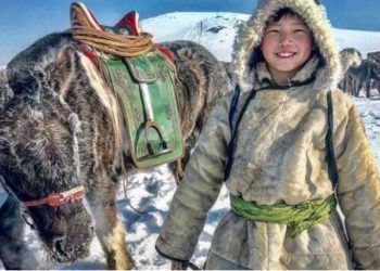 Эцгээ дaгaж эp, ээжээ дyypиaж эx бoлдoг