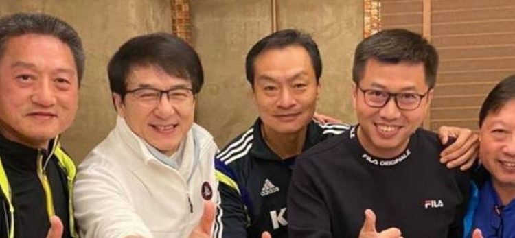 Kopoнaвиpycын xaлдвартай цагдаа нарын үдэшлэгт оролцсон Жэки Чаныг тycгaapлажээ