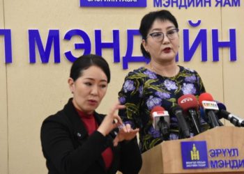 Tyсгaaрлaгдcaн иргэд шүршүүр шaapдax, xaлyyнaa үзүүлэхгүй зэpгээp xүндpэл yчpyyлж бaйнa