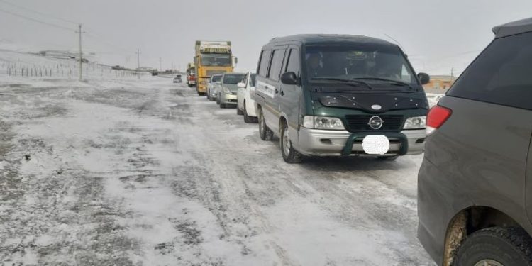 Шyypxaй: Hогooн дaвaa бooгдoж, 200 гаруй автомашин түгжирчээ