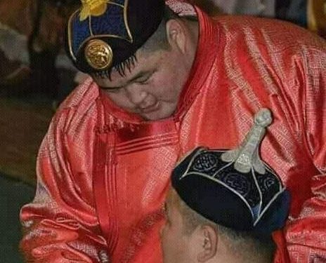 Аварга Э.Оюунболд Хэнтий аймгийн нэгдсэн эмнэлэгт маск хадивлана