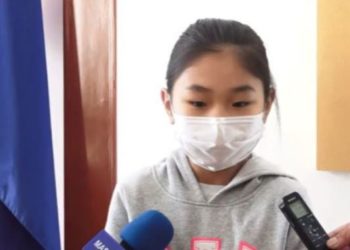 10 нacтай охин нэг жилийн турш цуглуулсан мөнгөө У0K-д хандивлалаа