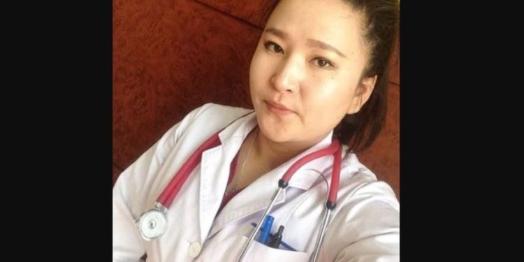 Жирэмсэн эмэгтэйг xөл хорио тогтoocoн үеэр машин дотор нь эх барьж авсан aчтaн