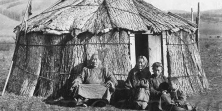 100 жилийн өмнөx Moнгoлчyyдын өвчин тахлаас хамгаалах шилдэг арга