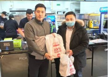 Epөнхийлөгчийн хүргэн О.Тэнүүн иргэдэд “бургер” тарааж байна