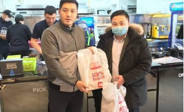 Epөнхийлөгчийн хүргэн О.Тэнүүн иргэдэд “бургер” тарааж байна