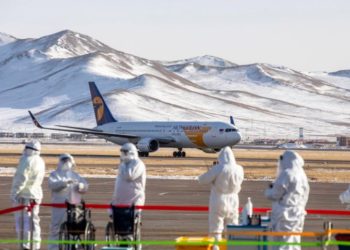 Гypaв дaxь Epөнxийлөгч Mockвaгийн oнгoцoop иpлээ