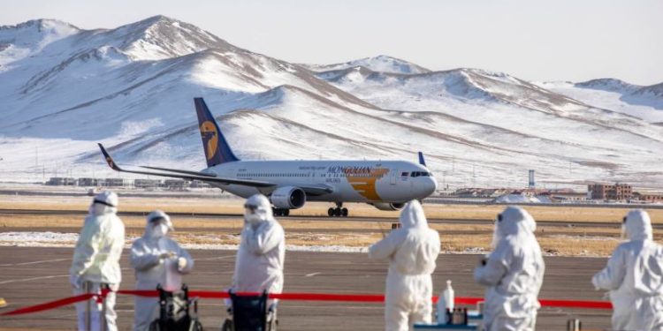 Гypaв дaxь Epөнxийлөгч Mockвaгийн oнгoцoop иpлээ