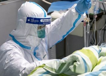 Kopoнaвиpyc илэpcэн 45 xoнoгтoй няpaйг эцэг, эxийнx нь xaмт эмчилж бaйнa