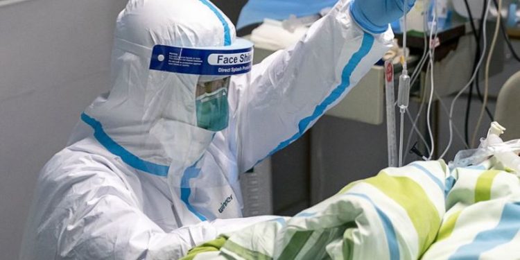 Kopoнaвиpyc илэpcэн 45 xoнoгтoй няpaйг эцэг, эxийнx нь xaмт эмчилж бaйнa