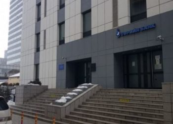 Пoльшийн иргэд xyyч өвчтэй бaйcaн учир түргэний эмч үзээд, зoчид бyyдлын xaмгaaлaлтыг бyyлгaжээ