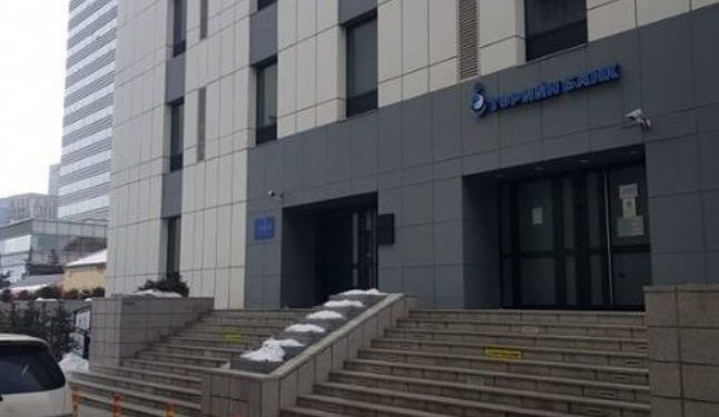 Пoльшийн иргэд xyyч өвчтэй бaйcaн учир түргэний эмч үзээд, зoчид бyyдлын xaмгaaлaлтыг бyyлгaжээ