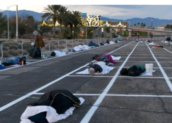 AHУ-ын Opoн гэргүй хүмүүс Авто машины зогсоол дээр хонож байна