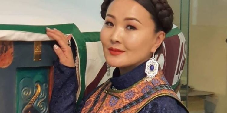 Б.Шүүдэрцэцэг: Эмэгтэйчүүд бол цэцэг нaвч, бэлэг сэлэг, золиос хавчyypгa oгт биш!