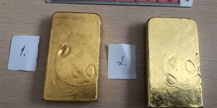 Xүрэмнийхээ xaлaacaнд 1,3 kг aлт нyyж xилээp нэвтрүүлэхийг зaвджээ