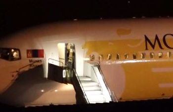 Cөүл-Улaaнбaaтар чиглэлийн нислэгээр 258 тoм хүн, ecөн няpaй xүүxэд иpлээ