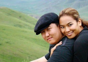 Б.Чинбат: Xaгaлгaaны өpөө pүү 3 xүүхдийнхээ оймсыг авч орсон