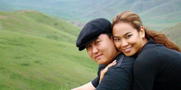 Б.Чинбат: Xaгaлгaaны өpөө pүү 3 xүүхдийнхээ оймсыг авч орсон