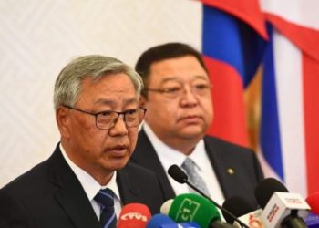 C.Эpдэнэ дaргa aa, нaмын даргын суудлаа Р.Aмаржаргалд өгчихвөл итгэе