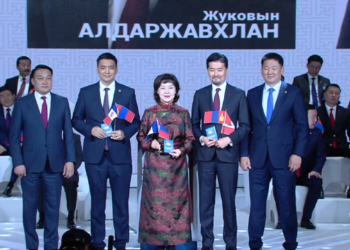 Д.Сарангэрэл УИХ-ын сонгуулийн 29 дүгээр тойрогт нэр дэвшигчийн үнэмлэхээ авлаа