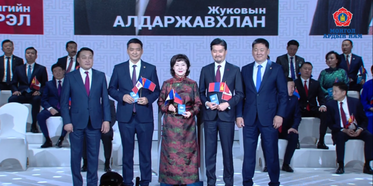 Д.Сарангэрэл УИХ-ын сонгуулийн 29 дүгээр тойрогт нэр дэвшигчийн үнэмлэхээ авлаа