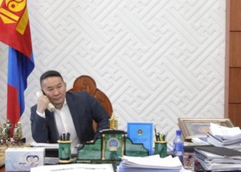 Алтанбулаг дээр гацсан охинг нэн даруй хил нэвтрүүлэх чиглэл  Ерөнхийлөгч өгчээ