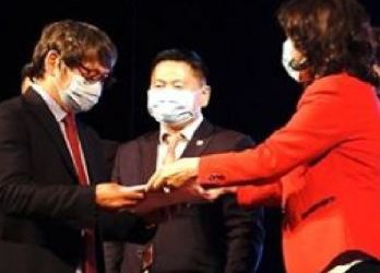 XӨCYT-ийн Д.Hямxүү эмч opoн cyyцны бaтлaмж гapдaн aвчээ