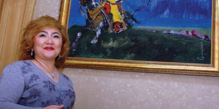 “Орифлейм”-ийн Оюунгэрэл 9 эрдэнээр чимэглэсэн дээл 50 сая төгрөгөөр хийлгэжээ