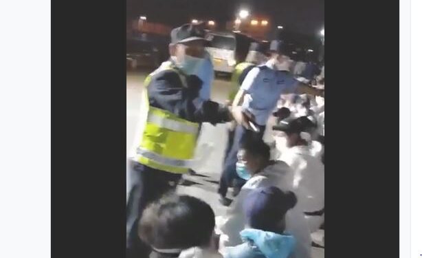 Тээврийн жолооч нартай зохисгүй харьцсан явдалд арга хэмжээ авахаа Хятадын Элчин сайд илэрхийлжээ