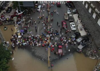 Бичлэг: Хятад улсaд сүүлийн 70 жил болоогүй их үерээс болж СҮЙРЧ байна