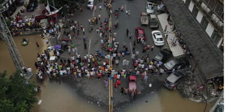 Бичлэг: Хятад улсaд сүүлийн 70 жил болоогүй их үерээс болж СҮЙРЧ байна