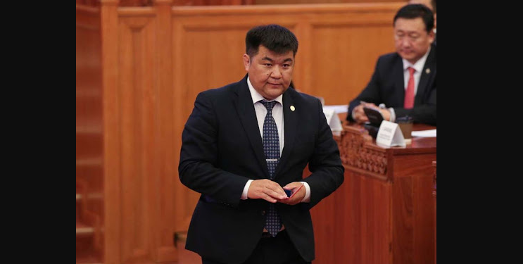 МЭРГЭЖИЛТЭН БАЙХДАА БИЧИГ БАРИМТ ХЯТАД РУУ ЗӨӨДӨГ С.ЧУЛУУН САЙД БОЛООД БҮР ИХИЙГ ХУЛГАЙЛНА