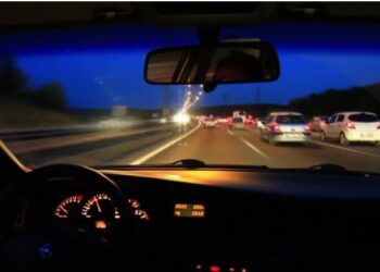 Гэрлээ шилжүүлдэггүй жолооч нарын сэтгэцийг шалгуулья