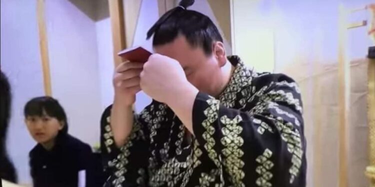 Хакухо аавынхаа амьдад иргэншлээ солихгүй гэсэн амандаа хүрчээ