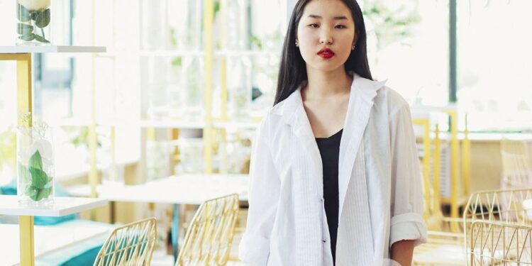 Дуучин Д.Болдын онцолж буй 16 настай шинэхэн уран бүтээлч Б.Эмүүжин