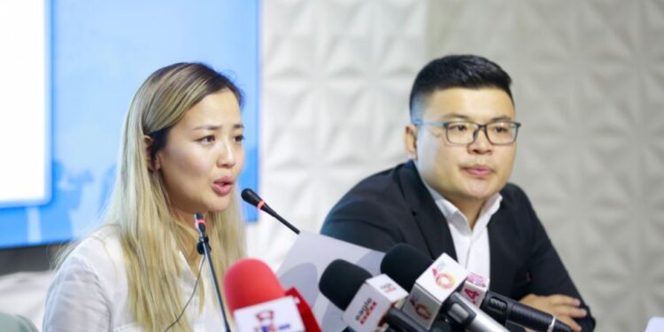 Яагaaд   Монгол  ядуу  байгааг  сануулах мэт…