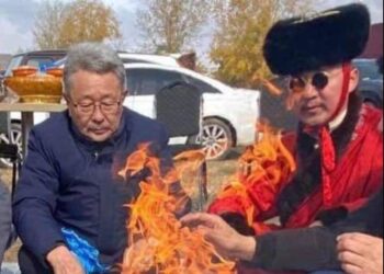 ШИНЖЛЭХ УХААН, ШАШИН ХОЁР ЗЭРЭГЦЭН ОРШИЖ БАЙНА