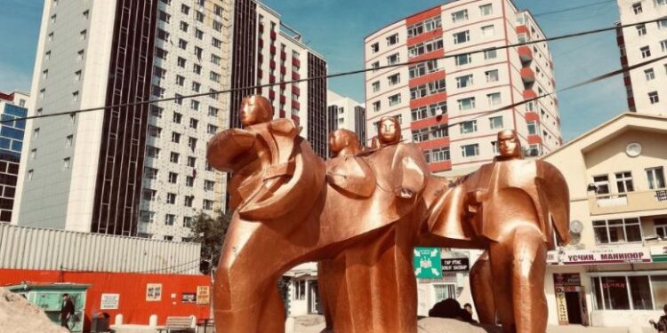 Хөшөө баримал босгоход хяналт хэрэгтэй юу