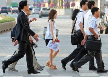 Өмнөд Солонгосын  шинэ төгсөгчдийн цалин сарын  $2,500 орчмоос эхэлдэг