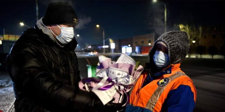 Хотын дарга Үйлчилгээний шилдэг ажилтнуудад ОРОН СУУЦНЫ батламжийг өөрийн биеэр очиж гардууллаа