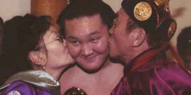 Хакухо М.Даваажаргал: Ээждээ нэг үнсүүлчихмээр л байна