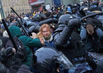 Жагсагчид: Бид В.Путины дарлалаас дандаа айж явахаас залхаж байна  