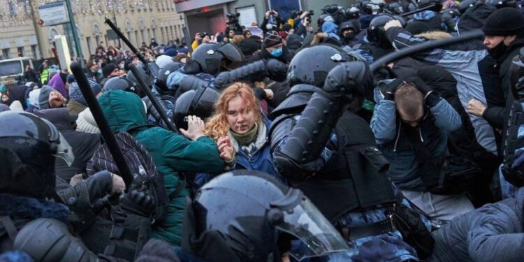 Жагсагчид: Бид В.Путины дарлалаас дандаа айж явахаас залхаж байна