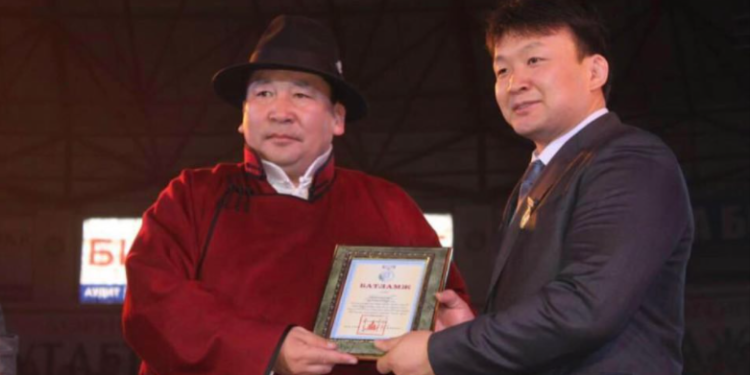 Д.ЭРДЭНЭБАТ: БИ Н.ТҮВШИНБАЯРТ  “ЭНХБАТ ТОМОРЧИХСОН”  БАЙНА ГЭЖ ХЭЛЭЭГҮЙ