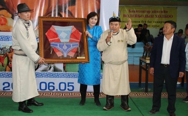 “Инээдэг” Сүхбат гарьдын зодог шуудгийг Баянхонгорын музейд тавилаа